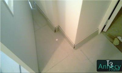 Montage blanc plinthes angles couloir